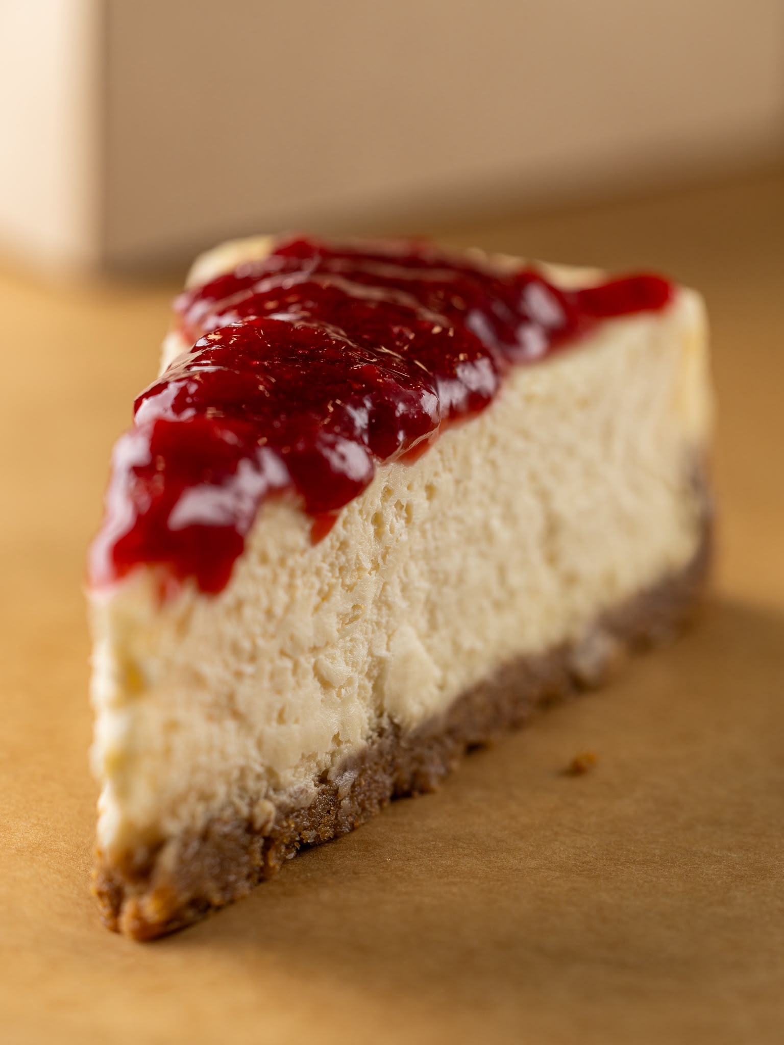 Fatia de cheesecake com compota de frutos vermelhos